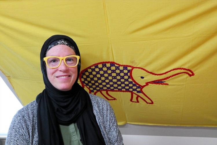 「WE ARE ALL BEN ROBINSON」のTシャツをデザインした、インディアナ大学で服飾デザインや服飾史を教えるヘザー・アコウ教授