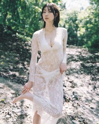蔦谷里華 1st写真集「泥中の華」（撮影：松岡一哲、玄光社 刊）