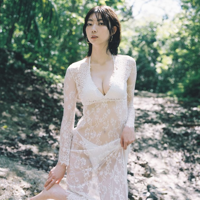 蔦谷里華 1st写真集「泥中の華」（撮影：松岡一哲、玄光社 刊）