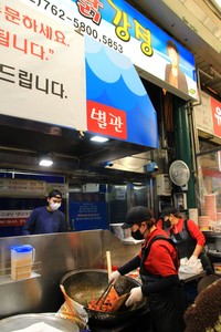 タッカンジョンは店頭で手作りされており、調理風景を見られる。