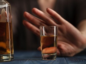 健康志向、人口減…日本の酒消費量は将来も減少？経済学の視点で専門家が分析