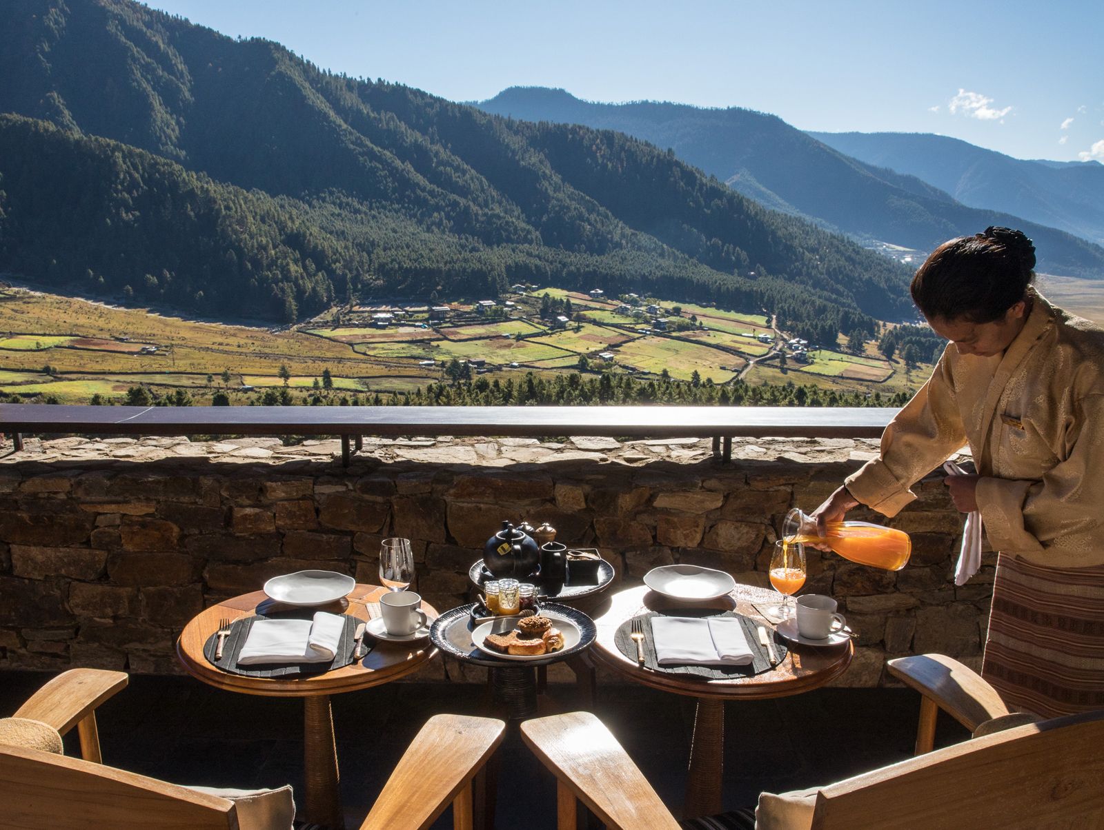 10_Gangtey-Lodge-breakfast-on-terrace-lady