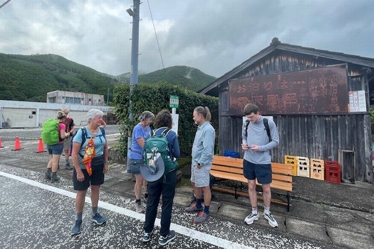 中辺路のバス停は熊野古道を歩く海外からの旅行者がいっぱいだった＝和歌山県田辺市、宮地ゆう撮影