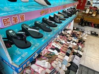 おばちゃん達に大人気のギラギラヒールビーサン（撮影：Coco）