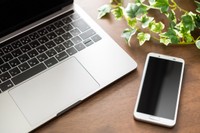 福祉職×副業で月10万円以上稼げた事例とは？※イメージ画像（  sharaku1216/stock.adobe.com/）