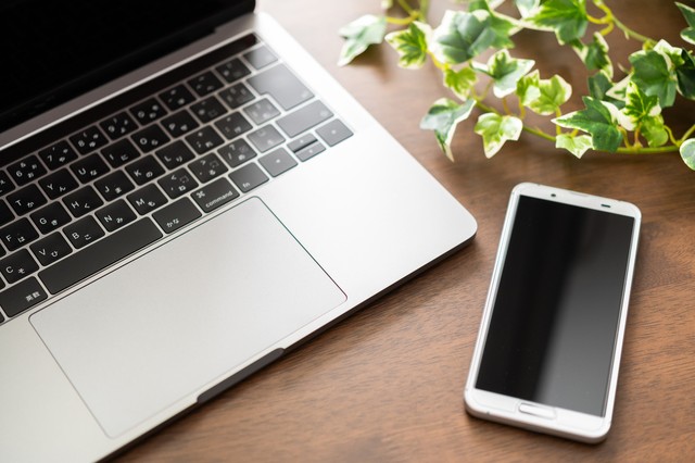 福祉職×副業で月10万円以上稼げた事例とは？※イメージ画像（  sharaku1216/stock.adobe.com/）