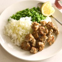 長谷川あかりさんの「ぽいぽいつくねとしゃきしゃき野菜のまぜごはん」（主婦と生活社提供）