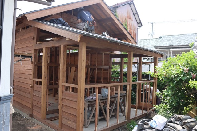 西大寺観音院境内に建築中の木造倉庫