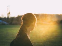 ひさびさに会えたあの子の、見たことのない横顔。ざわつく心を伏せて、彼女の幸せを願った