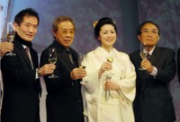 パーティーで乾杯する（左から）三木たかしさん、北島三郎、石川さゆり、阿久悠さん＝都内（2007年３月撮影）