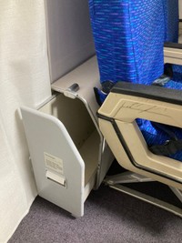 室内に再現した飛行機内のインテリア。収納ボックスも（画像提供：グロジー2ndさん）