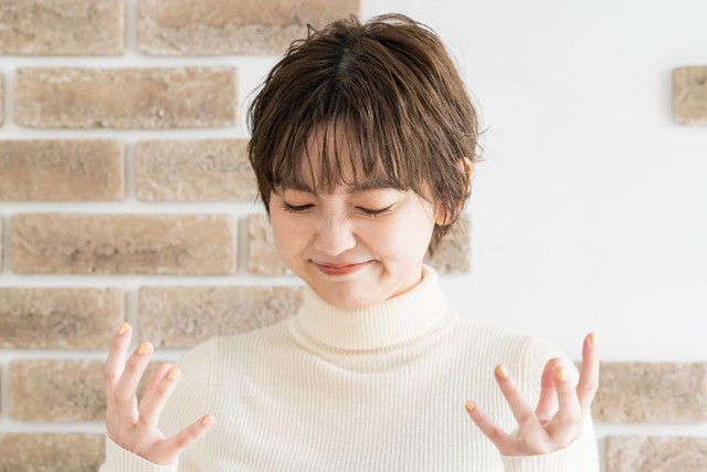 悶々とする女性　※この画像はイメージです（maru54/stock.adobe.com）