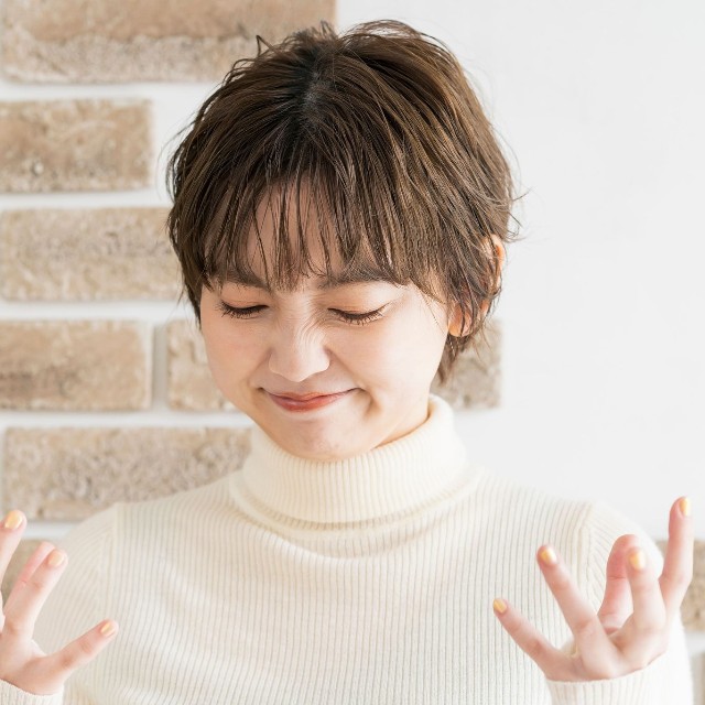 悶々とする女性　※この画像はイメージです（maru54/stock.adobe.com）