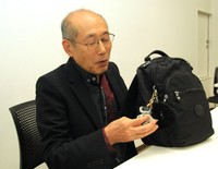 株主優待券で購入したリュックを紹介。キラキラとしたチャーム付きだそう。