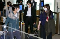 米国に出発する秋篠宮ご夫妻の長女眞子さん（右）と夫の小室圭さん＝2021年11月14日午前、羽田空港