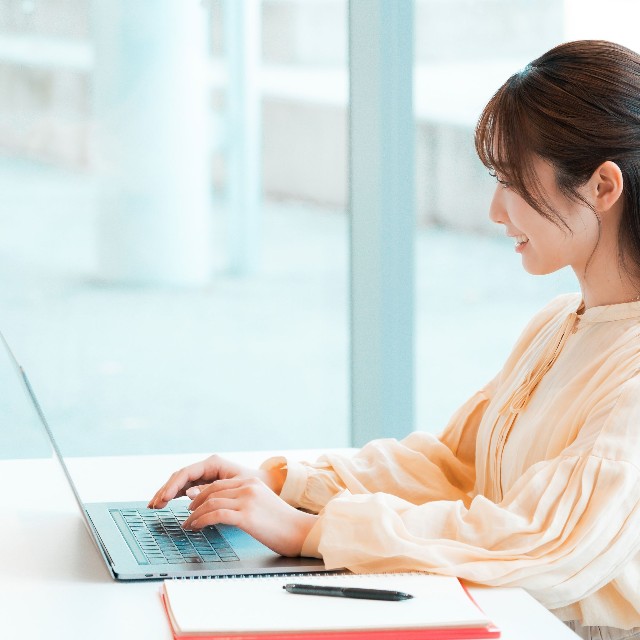 シラバスを読んで履修する授業を選ぶ大学生　※画像はイメージです（studio 66/stock.adobe.com）