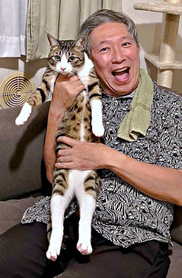 家族になって12カ月経過、すっかり大きくなったトラヴィスくんと、変わらず満面の笑みを浮かべるパパ（画像提供：にくきゅうさん）