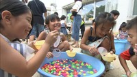 避難所の小学校で夏祭り！子供たちに笑顔戻る