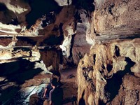 宮崎陽平さん「ノコルさんが地割れ地点に降りて少年とフローライトを見つけた地下の空洞は実は日本ロケです」（宮崎陽平さん（@ist_yohei）提供）