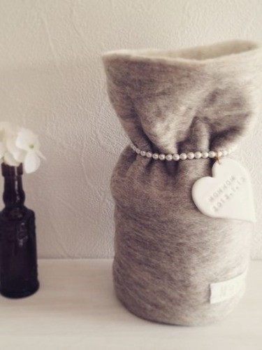 羊毛フェルトの美しい骨壺カバー（矢沢さん提供）
