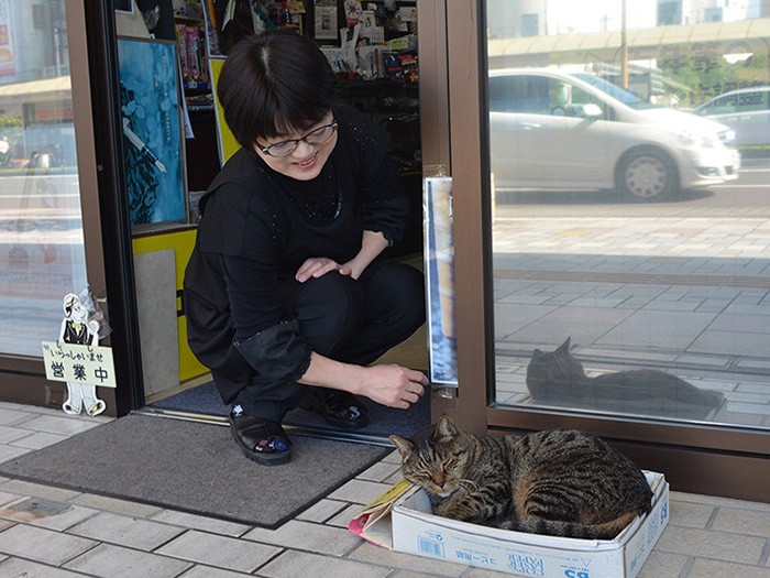 荒川幸子さんとロク＝いずれも宮崎市橘通東2丁目