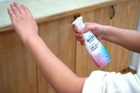 虫よけスプレーは手で塗り広げるのが肝心