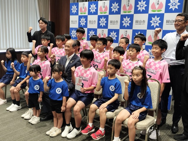 小学生ドッジボールの全国大会に出場する岡山市のチームが市長表敬　