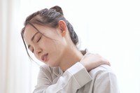 肩こりがひどい人の6割近く「業務やテストなどでミスが多いと感じる」　※画像はイメージです（aijiro/stock.adobe.com）