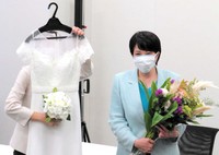 ウェディングドレスの横で笑顔を見せる高市早苗氏＝2021年9月21日