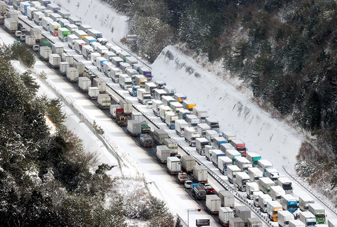 Drivers Stranded On Expressway In Mie Shiga Due To Heavy Snowfall Drivers Stranded On Expressway In Mie Shiga Due To Heavy Snowfall