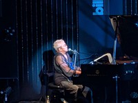 ヒット曲を熱唱する原田真二さん