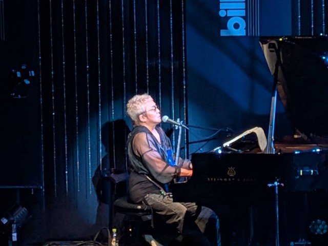 ヒット曲を熱唱する原田真二さん