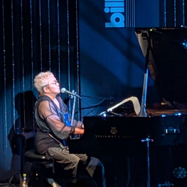 ヒット曲を熱唱する原田真二さん