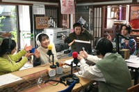カナデとともに町に声を届けた「ラジオスター」のメンバー、松本（甲本雅裕）、さくら（常盤貴子）、リクト（甲斐翔真）、多田（大八木凱斗）　(C)NHK
