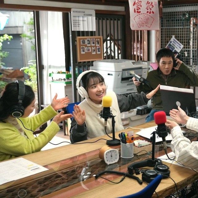 カナデとともに町に声を届けた「ラジオスター」のメンバー、松本（甲本雅裕）、さくら（常盤貴子）、リクト（甲斐翔真）、多田（大八木凱斗）　(C)NHK
