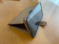 カバーを折りたたみ、スマホを立たせることも可能（筆者提供）