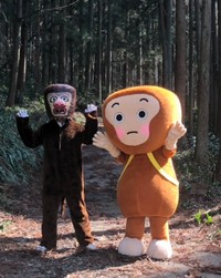 昔のヒバゴン（左）と現在のヒバゴンの着ぐるみ。西城町内にある天戸神社の山で撮影された。前者はゴリラのようだが、今はかわいいキャラクターに変貌した