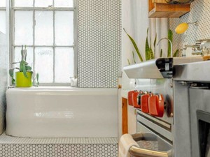 なぜキッチンにバスタブが？　歴史を反映したニューヨークの住宅事情、現在の住民は…