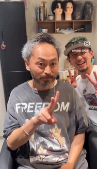 男性客とRYOHEYさんがそろってピース／RYOHEYさん（@ryohei_shiney）提供