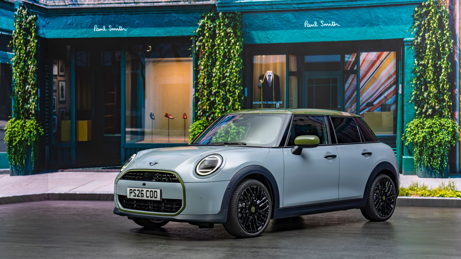 MINIとポール・スミスによる新作は、<br>シグネチャーストライプが必見ポイント。