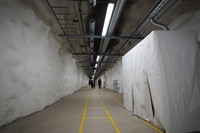 ヘルシンキ市中心部メリハカ地区の地下約20メートルにあるシェルター。普段は閉鎖されている廊下には、有事の際は黄色い線に沿って仮設トイレを設置するという＝2023年6月1日、荒ちひろ撮影