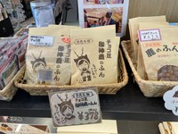 チョコ豆「御鹿のふん」378円のほか、醤油風味のピーナツ豆「鹿のふん」378円もロングラン人気。約40年前に「鹿のフン♪」という歌が話題になったことで、お土産も同時ヒット！（筆者撮影）