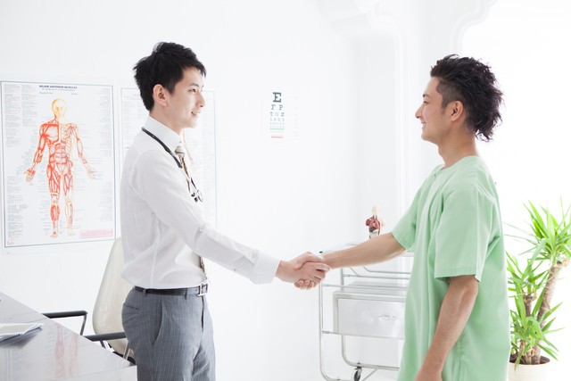 医師と患者が握手している様子※画像はイメージです（Monet/stock.adobe.com）