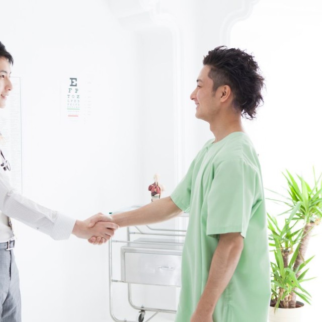 医師と患者が握手している様子※画像はイメージです（Monet/stock.adobe.com）