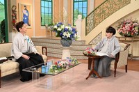 黒柳徹子さん（右）とトークを展開する上妻宏光さん