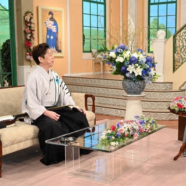 黒柳徹子さん（右）とトークを展開する上妻宏光さん