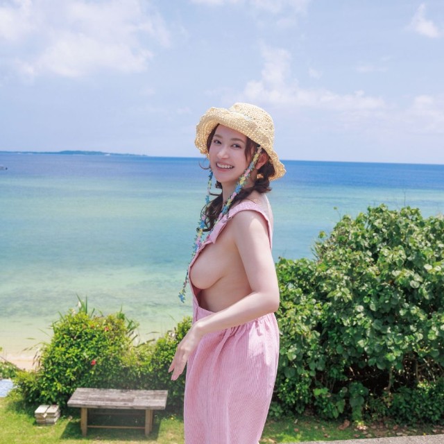 葉月ゆめさんの初の写真集「葉月ゆめファースト写真集 予知夢」（撮影：清田大介）