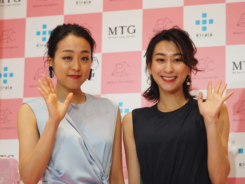 姉妹でイベントに登壇した浅田真央さん（左）と浅田舞さん