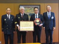 左から　美本一晃 玉野市消防長、藤原重喜 玉野市消防団長、柴田義朗 玉野市長、市倉勇樹 玉野副市長　提供：玉野市消防本部