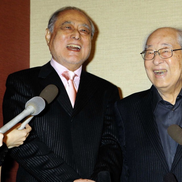 長門裕之さん(右)と津川雅彦さん=2010年